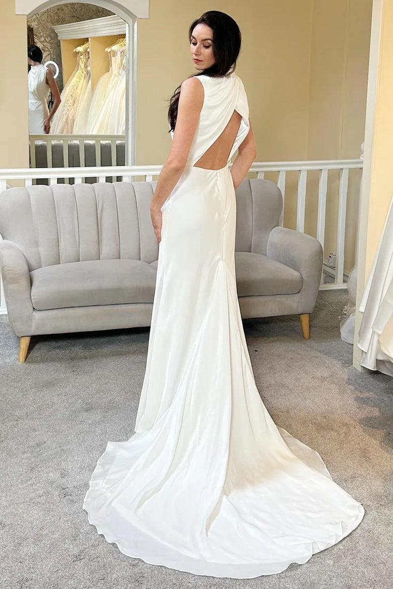 Robe de mariée longue trapèze à col haut et dos nu avec traîne